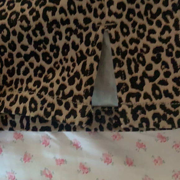 Leopard mini skirt with small side slit🍓🐆!! - Picture 3 of 6